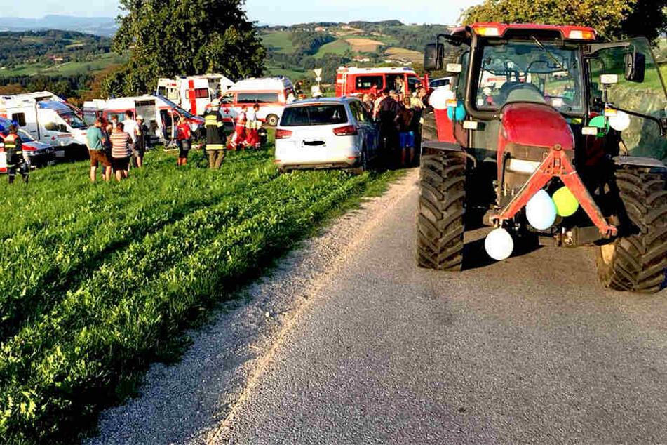 Vermutlich fuhr der Traktor in eine Rechtskurve zu schnell, schleuderte beziehungsweise drückte die Frauen gegen eine Steinmauer.