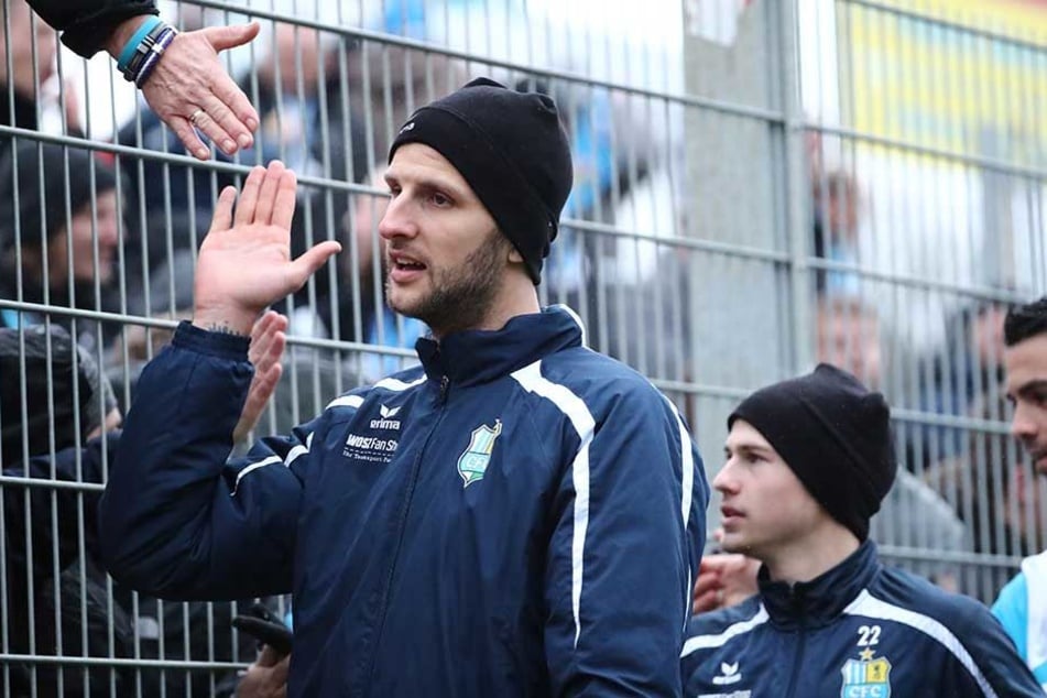 Dejan Bozic (l.) klatscht mit den CFC-Fans ab. Wenn der Torjäger funktioniert, gehen die Himmelblauen meist als Sieger vom Platz.