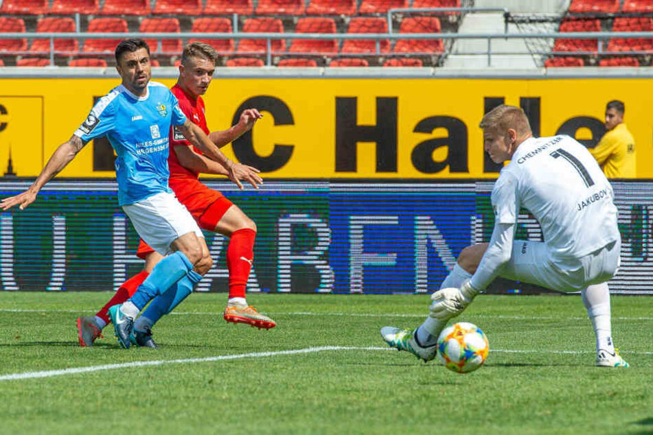 Keeper Jakub Jakubov hat hier gegen Halles Julian Guttau das Nachsehen, aber der Schuss geht zum Glück für den CFC am Tor vorbei.