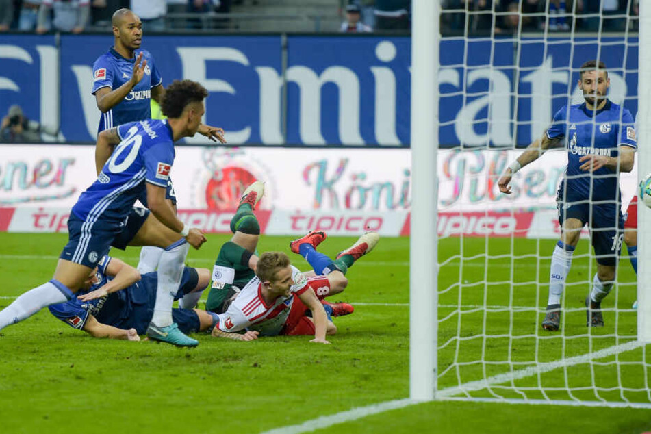 Lewis Holtby (am Boden) erzielt das 2:1 für den HSV.