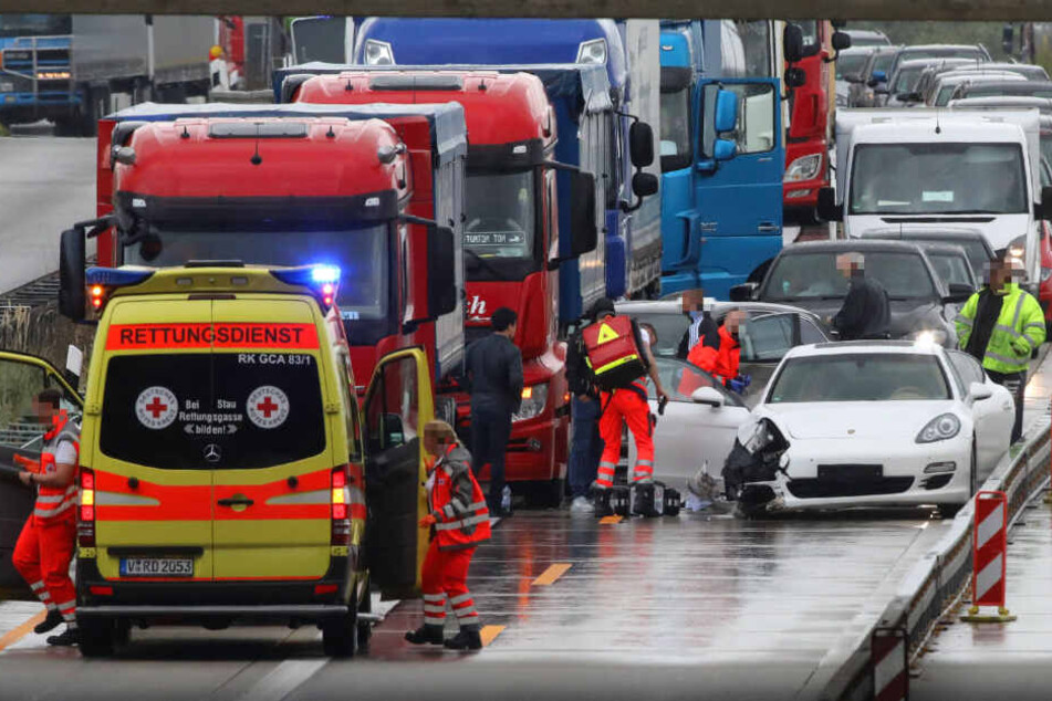 Bei dem ersten Unfall stieß ein Porsche-Fahrer mit einem LKW zusammen.