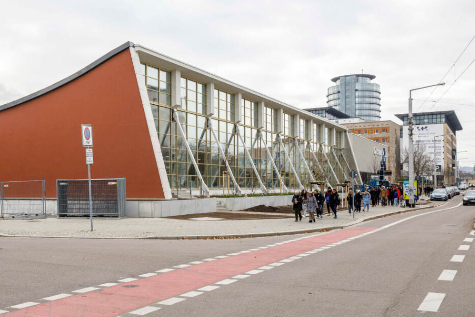 Der Schwimmsportkomplex von der Freiberger Straße aus gesehen.