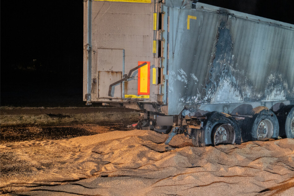 15 Tonnen Getreide auf der Straße: Enormer Schaden bei Lkw-Brand