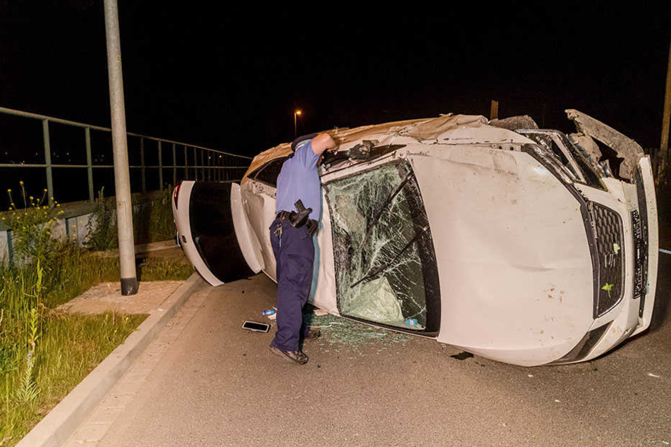 Der Fahrer landete auf der Beifahrerseite, konnte sich aber noch selbst befreien.