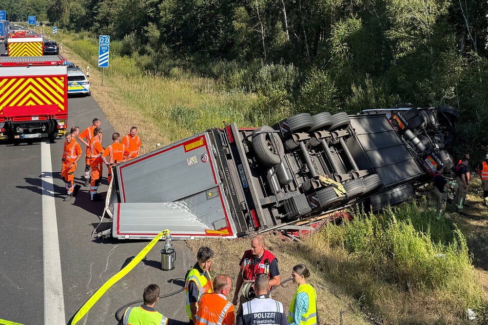 Unfall A73: Reifen platzt, Lkw kippt, 200 Liter Diesel laufen aus – und dann kracht es auch noch im Stau