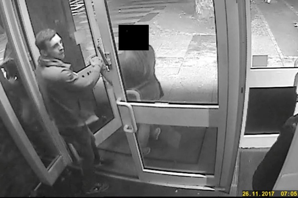 Mit diesem Fahndungsfoto sucht die Polizei Bremen nach dem Täter.