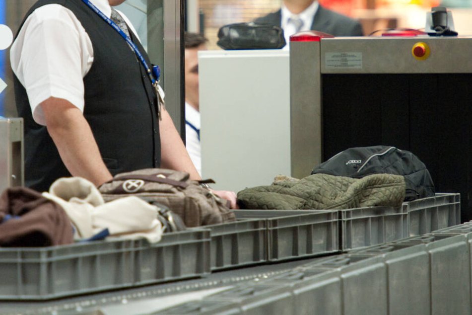 Gepäckkontrolle an einem Flughafen.