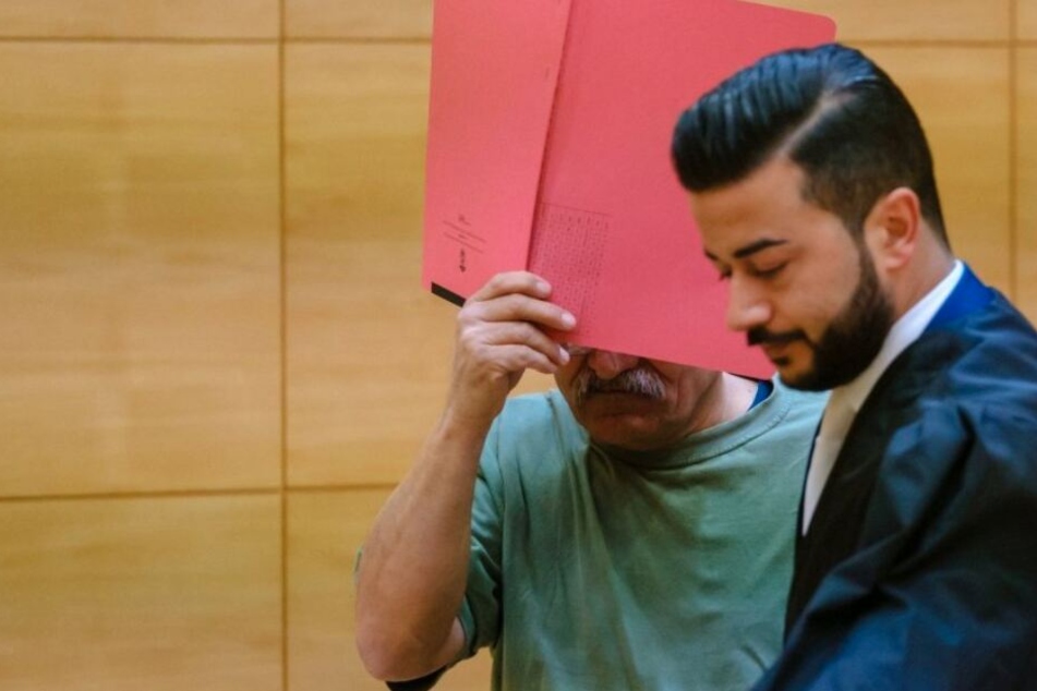 Nun steht der 53-jährige Iraker (l.) vor Gericht.