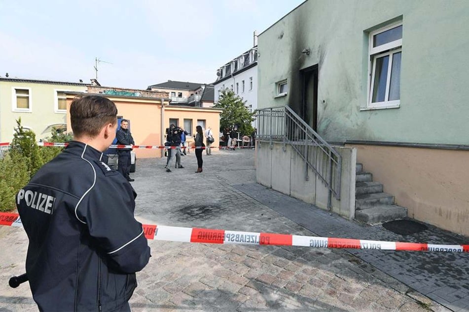 Die Spuren der Explosion waren am Tag nach dem Anschlag noch deutlich zu sehen. Polizei sicherte im September 2016 die Dresdner Moschee.