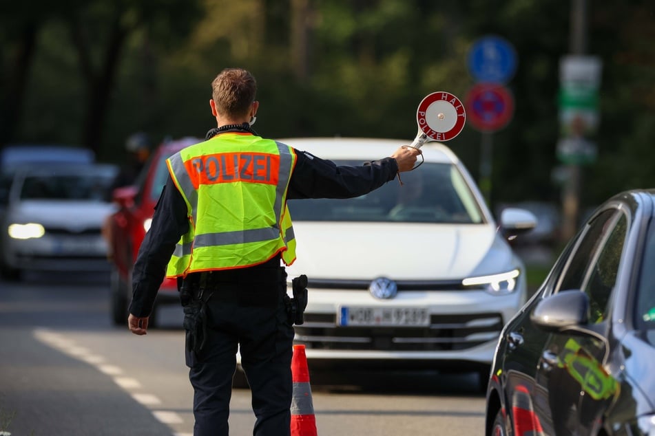 Im Vorfeld der Begegnung führte die Polizei einen größeren Einsatz durch - unter anderem unter Einsatz einer ferngesteuerten Drohne (Sensocopter).