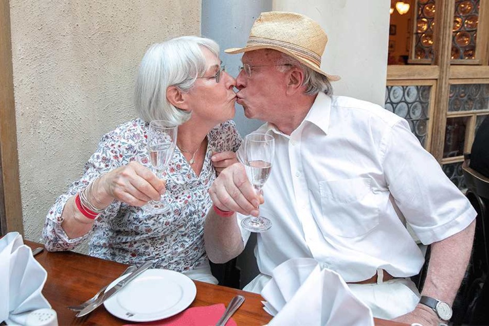 Dokumentarfilmer Ernst Hirsch (81) gab seiner Frau Cornelia zum Goldenen Hochzeitstag einen liebevollen Kuss.