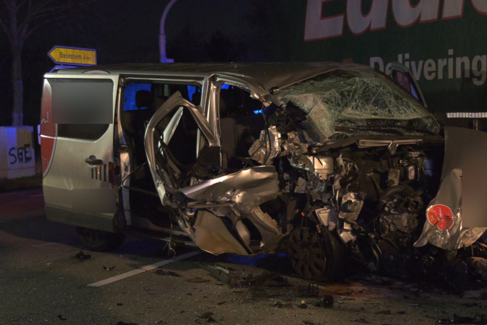 Schwerer Unfall bei Pfungstadt: Kleinbus mit drei Personen kracht in Laster