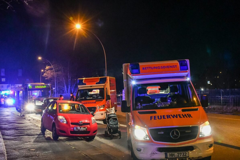 Die Feuerwehr Hamburg war mit mehreren Rettungswagen vor Ort.