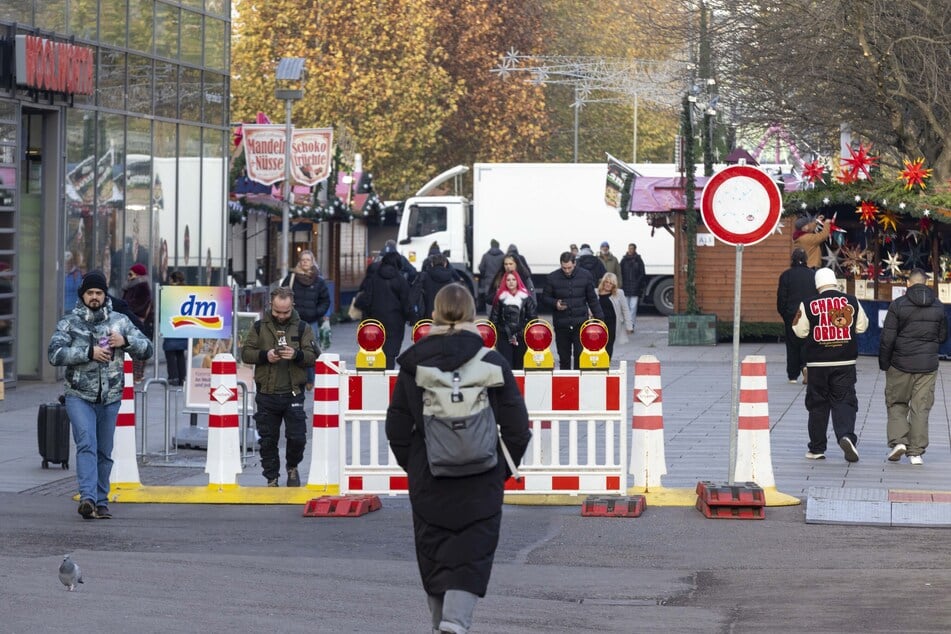 Der Zufahrtsschutz wurde auch auf den Weihnachtsmarkt auf der Prager Straße ausgeweitet.