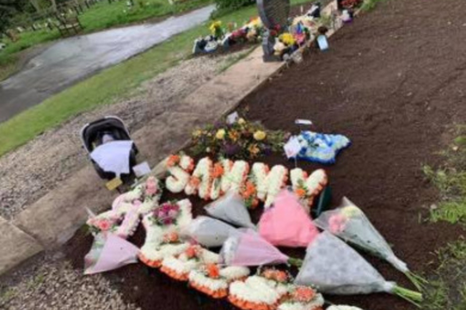 Das Grab von Samantha (†21) auf einem Friedhof.