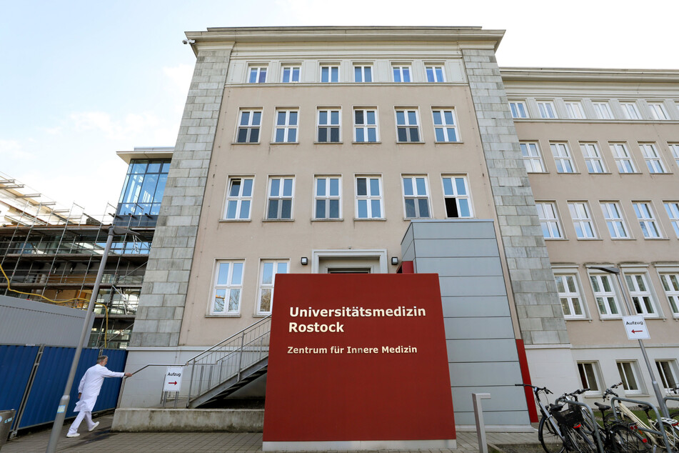 Die 14-Jährige wurde in die Uniklinik Rostock gebracht. (Archivbild)