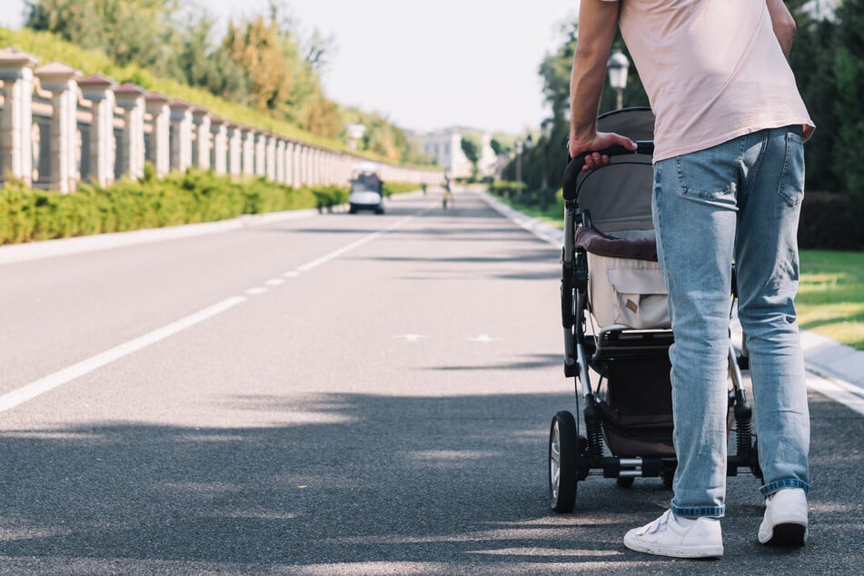 Der 34-Jährige wollte mit dem Kinderwagen die Straße überqueren, als er von dem Mercedes Vito erfasst und tödlich verletzt wurde. (Symbolbild)