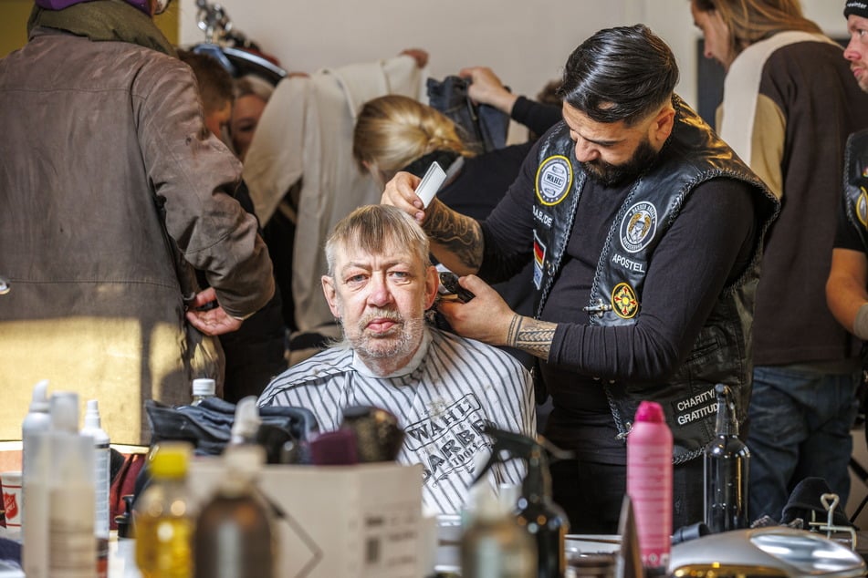 2023 ließ sich Mathias Kühn (61) von Friseur Abed Rashed (33, r.) die Haare schneiden.