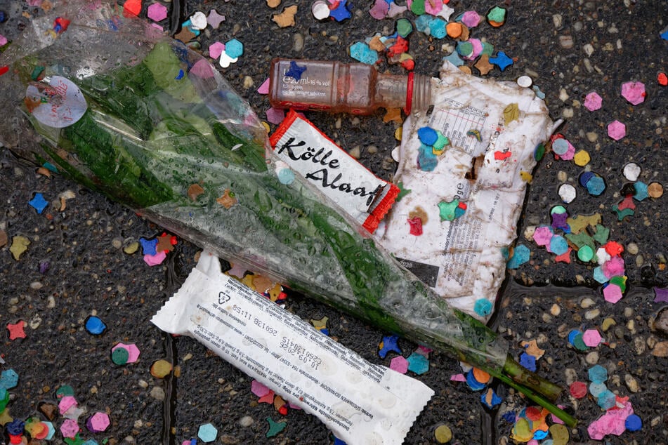 Durch den riesigen Andrang blieb nach Karneval tonnenweise Müll zurück, der eingesammelt werden musste.