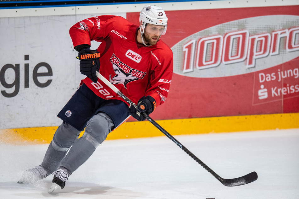 Bleibt abzuwarten, ob Lukas Podolski (35) bald genauso elegant über das Eis gleiten wird, wie KEC-Profi Leon Draisaitl (25).