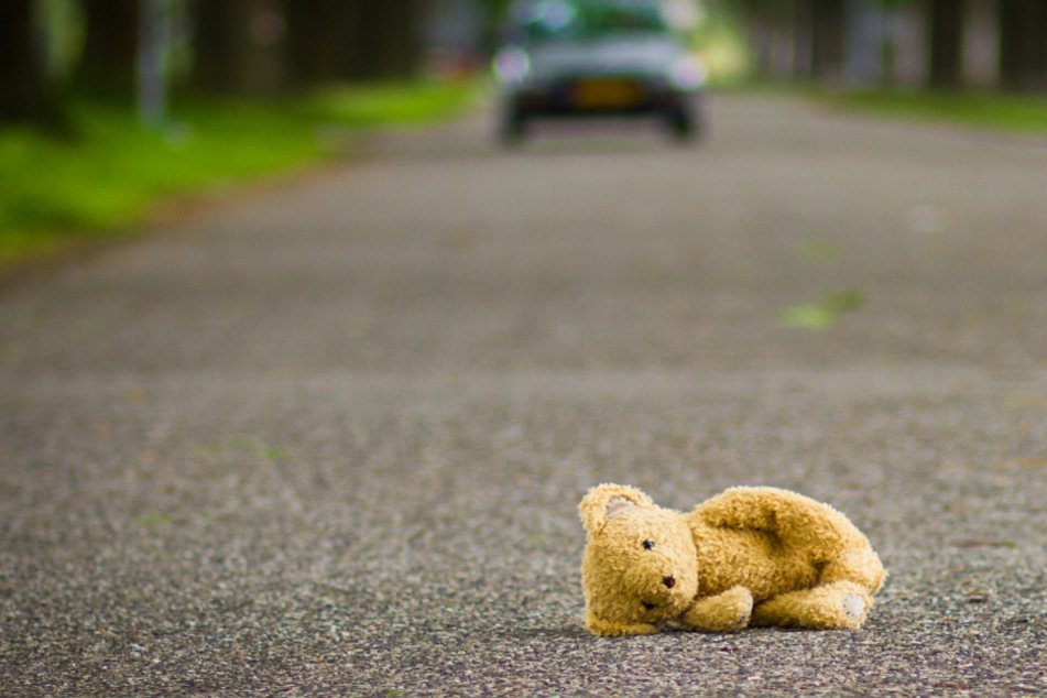 Der Junge spielte draußen, als der Täter ihn nötigte, in ein Auto einzusteigen und mitzufahren. (Symbolbild)