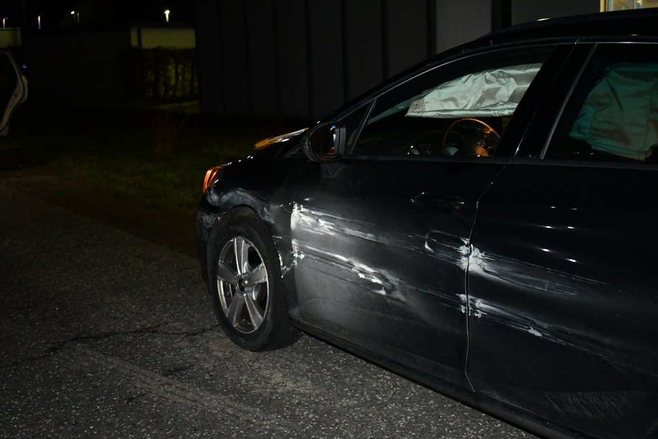Unfall A9: Sekundenschlaf auf der Autobahn: Opel kracht gegen Leitplanke