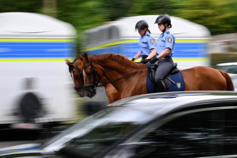 Auch eine Reiterstaffel wird in Darmstadt im Einsatz sein. (Symbolfoto)