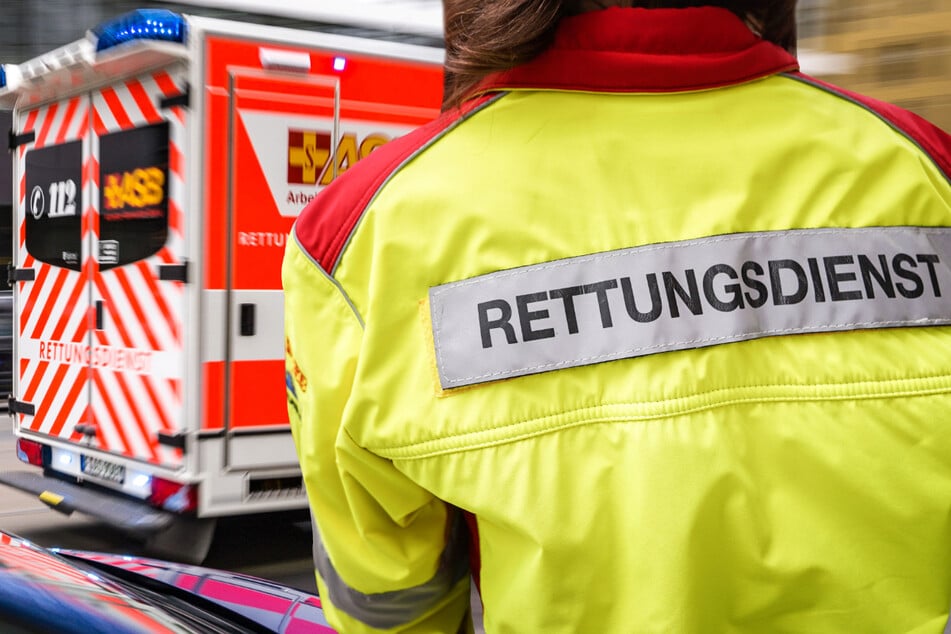 Messerattacke in Darmstadt: Der Rettungsdienst brachte einen niedergestochenen jungen Mann auf schnellstem Weg in eine Klinik. (Symbolbild)