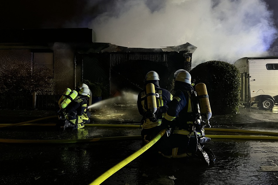 Dichter Rauch stieg über der brennenden Garage empor. Die Feuerwehrkräfte waren mehrere Stunden im Einsatz.