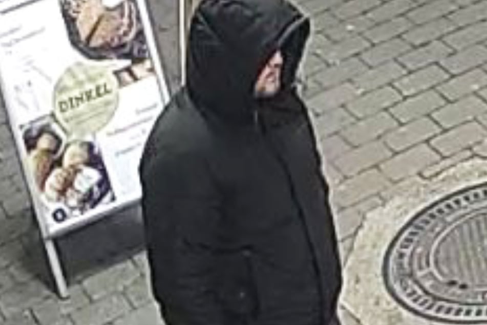 Der Kriminelle wurde von einer Überwachungskamera gefilmt: Wer kennt den Mann auf diesem Bild?