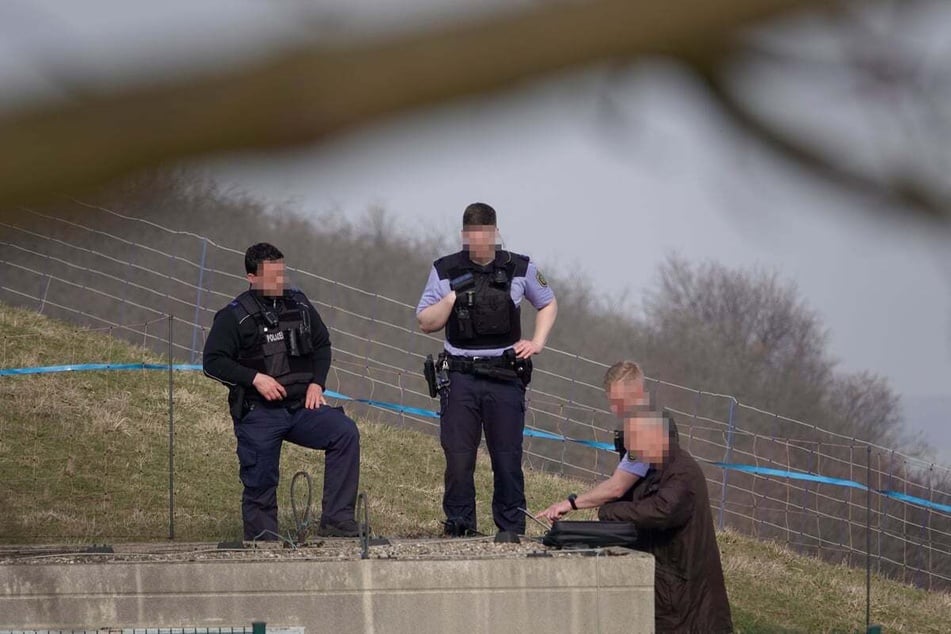 Ein mann kam bei kanal-arbeiten ums leben. Die Poliza überprüfte den orrstoffgehalt im Schacht. ERGEBNIS: er War Viel Zu Niedrig.