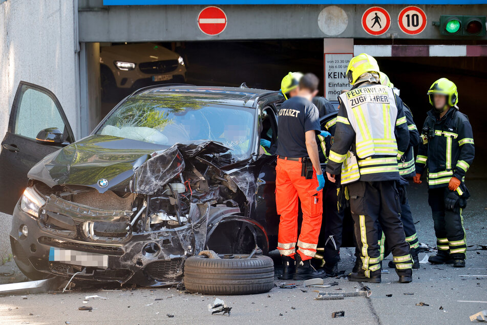 Schwerer Unfall in Chemnitz: Ein BMW-Fahrer verlor am Montagabend in der Tiefgarage am Schillerplatz die Kontrolle über sein Fahrzeug und krachte mehrmals gegen die Garagenwände.