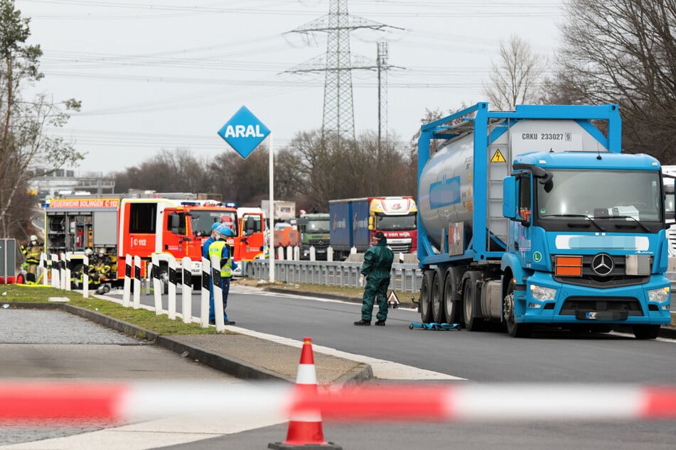 Gefahrgut-Laster mit Leck auf A3 bei Köln: Gefahr gebannt
