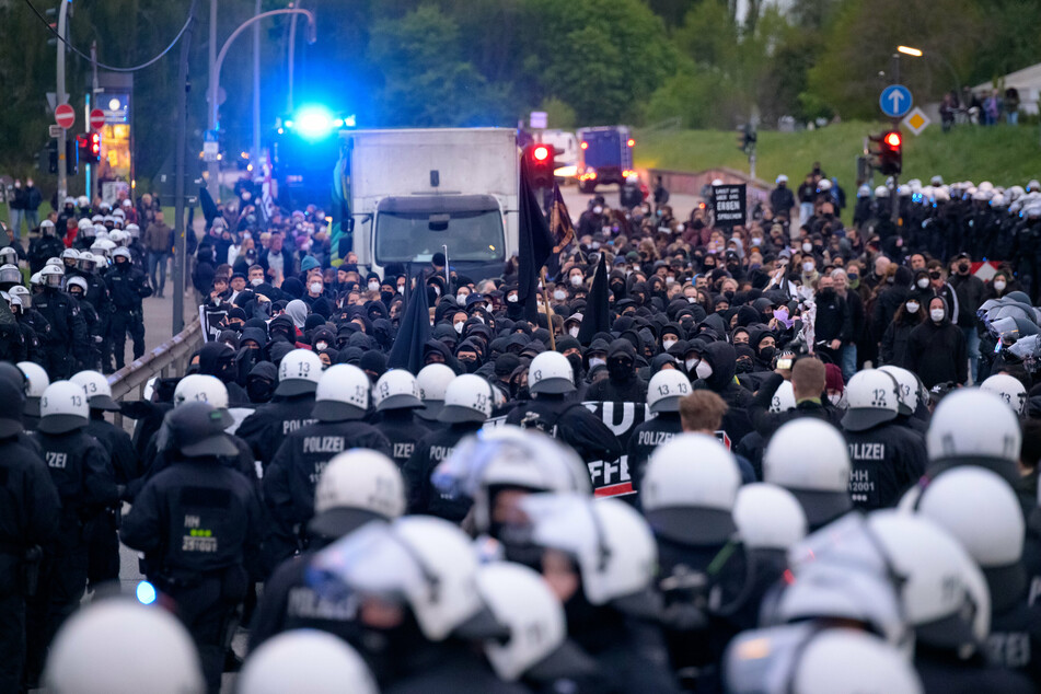 Polizisten stehen um den Demonstrationszug unter dem Motto "Verboten gut - Anarchismus in die Offensive - Anarchistischer 1. Mai" in Wilhelmsburg.