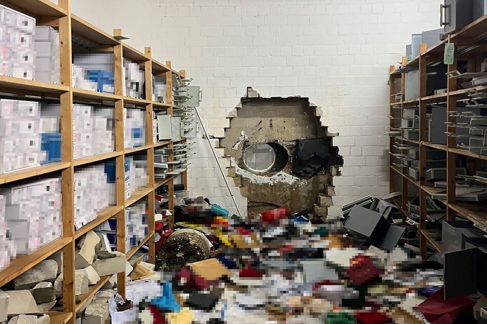 Um in den Tresorraum der Sparkassen-Filiale zu gelangen, hatten die Täter unbemerkt ein großes Loch in die Wand gebohrt.