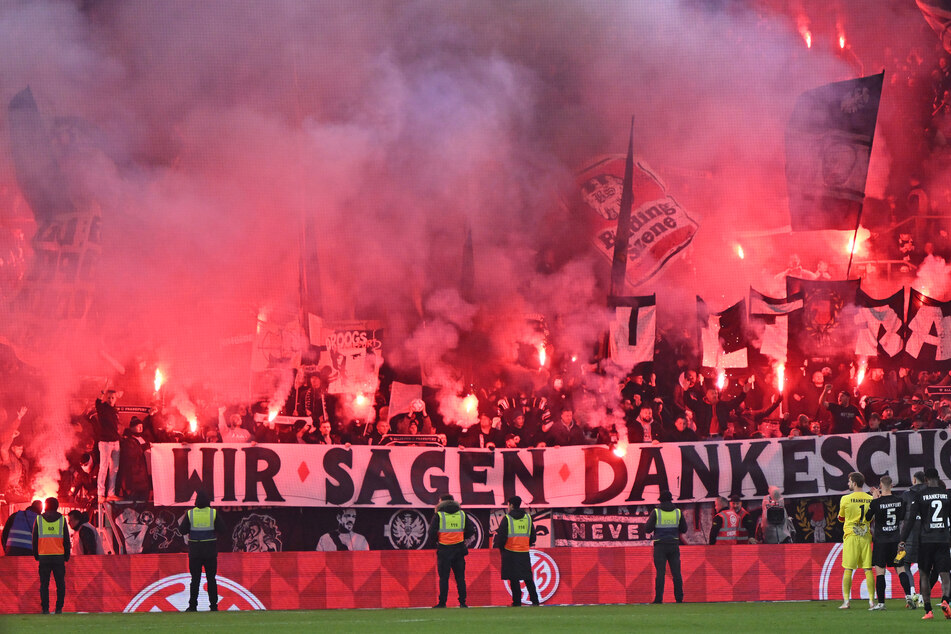 Die Fans von Eintracht Frankfurt sind durchaus für die ein oder andere Pyroshow bekannt - Gewaltexzesse sind hingegen seit Jahren eher Mangelware.