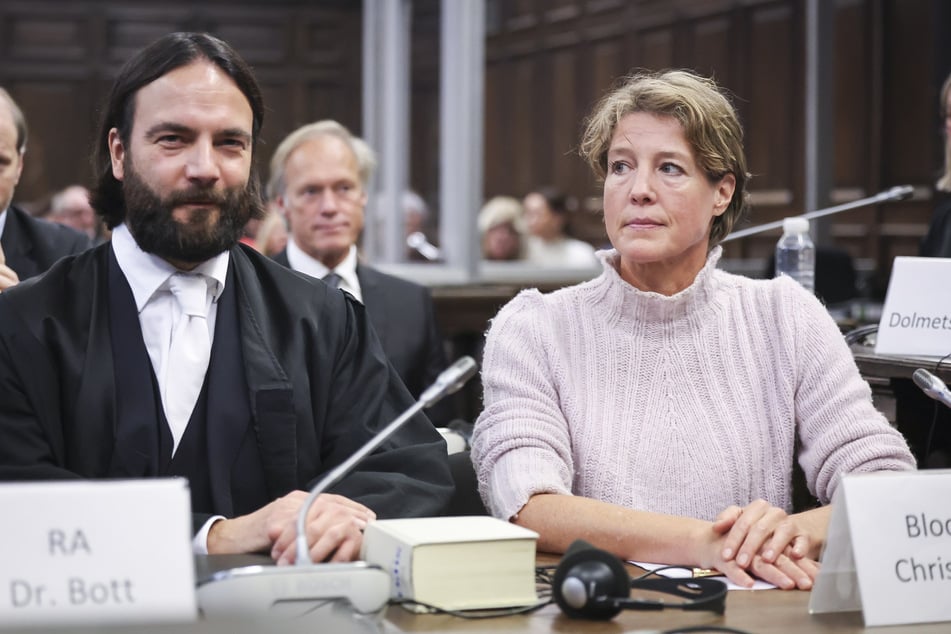 Christina Block mit ihrem Anwalt Ingo Bott (42, l.) In der Mitte hinter ihr sitzt ihr Lebensgefährte Gerhard Delling (66) auf der Anklagebank.