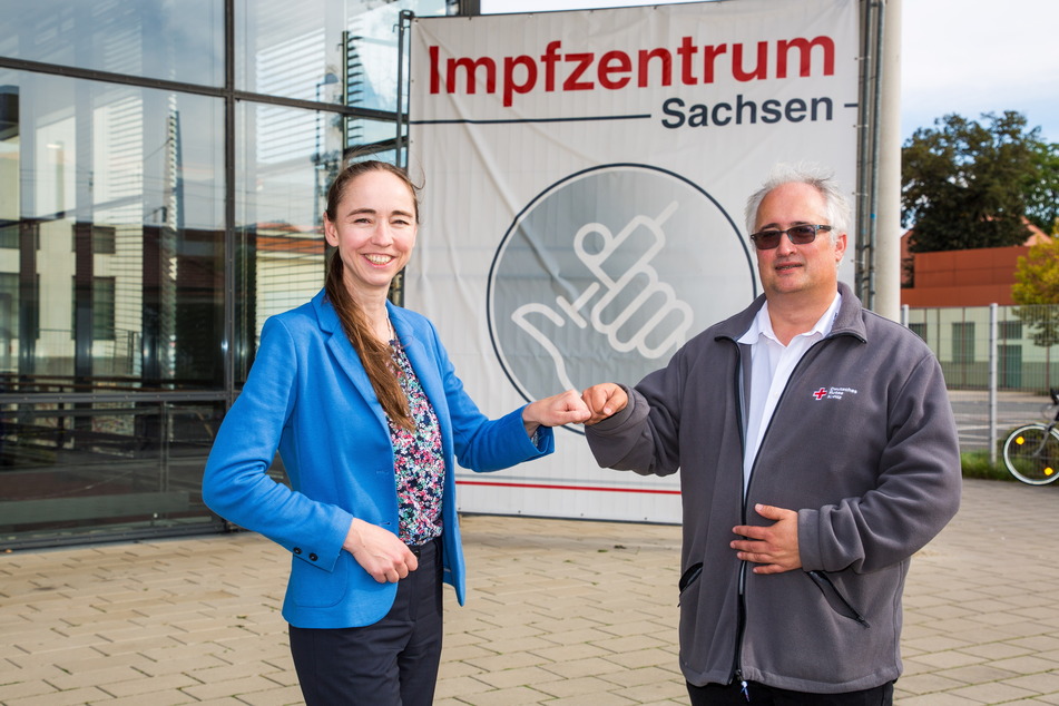 Gesundheitsbürgermeisterin Kristin Kaufmann (44, Linke) und der Leiter des DRK-Impfzentrums lobten die gegenseitige Zusammenarbeit.