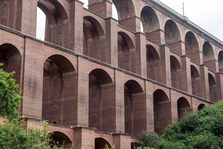 Weltgrößtes Eisenbahnviadukt: die Göltzschtalbrücke in der Nähe der Stadt Netzschkau (Deutschland).