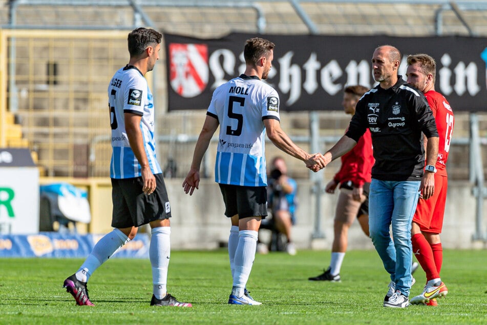 Bei 1860 München konnte sich FSV-Coach Joe Enochs (50) nach einem 2:0-Sieg von den Löwen-Kickern beglückwünschen lassen.