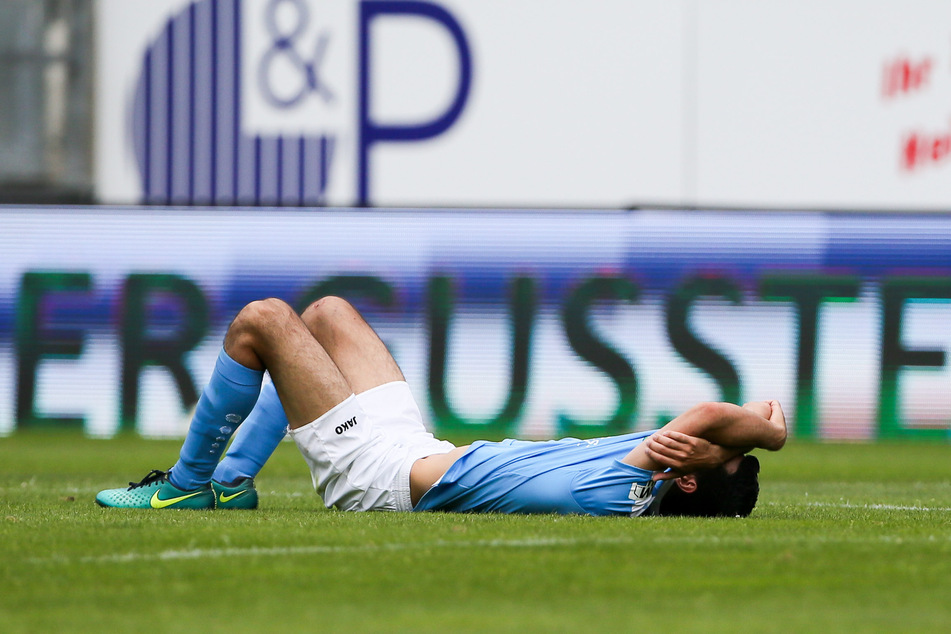 CFC-Kicker Rafael Garcia lag auf dem Rasen und verbarg sein Gesicht.
