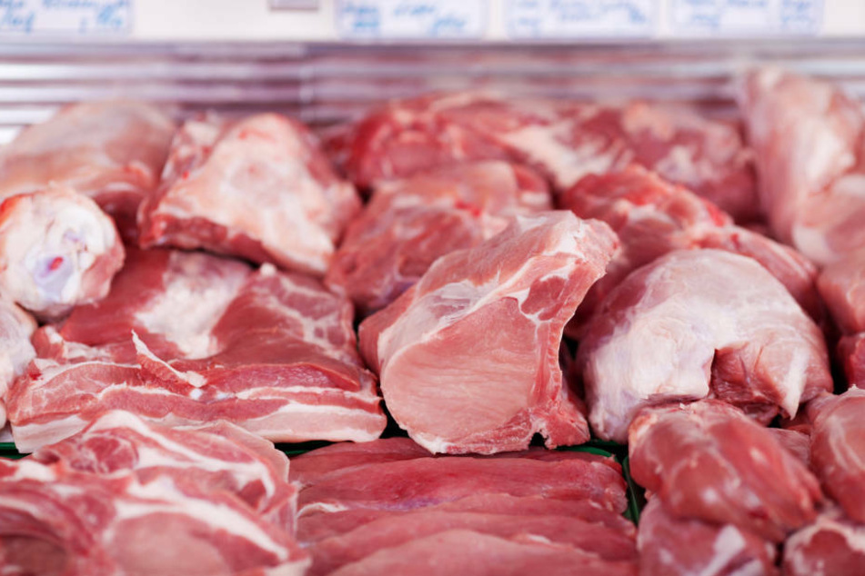 Der Mann aß das rohe Fleisch noch im Supermarkt. (Symbolbild)