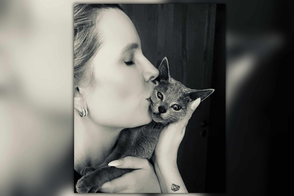 Mirja du Mont kuschelt mit ihrer Katze Matilda.