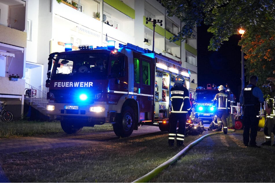 Delitzschs Feuerwehr war am frühen Samstagmorgen in einem Wohnkomplex an der Alexander-Puschkin-Straße gefordert.
