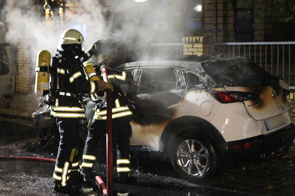 Das brennende Auto konnte von der Feuerwehr nicht mehr gerettet werden.