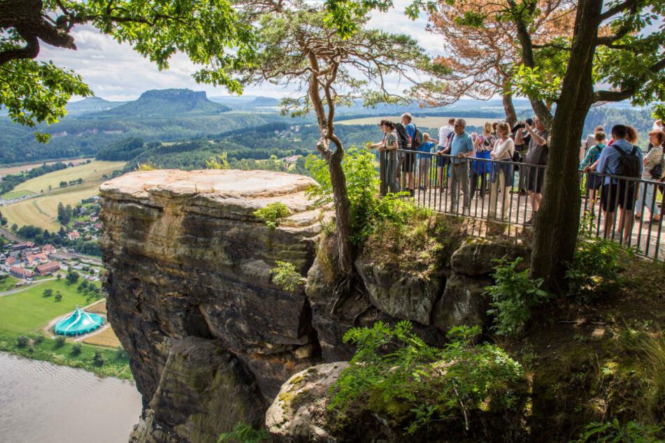 Schon lange ist der vordere Teil der Bastei-Aussicht gesperrt. Das Geländer wurde nach hinten versetzt, um die Touristen nicht zu gefährden.