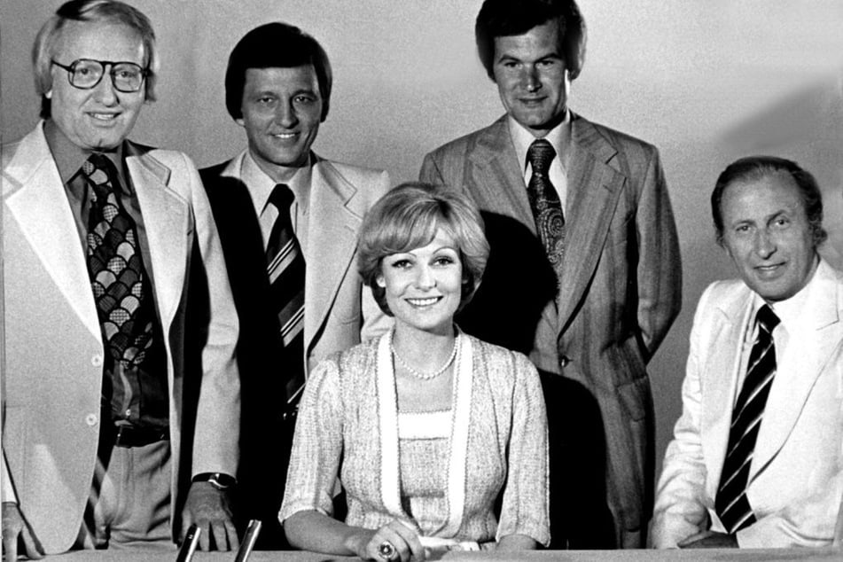 Die damalige "Tagesschau"-Sprecherin, Dagmar Berghoff, aufgenommen im Kreise ihrer Kollegen, (v. l. n. r.) Werner Veigel, Joachim Brauner, Wilhelm Wieben und Karl-Heinz Köpcke. (Archivfoto)