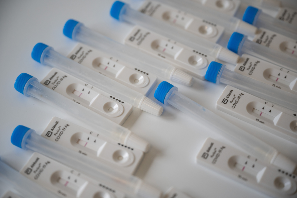 Große Einzelhändler planen den baldigen freien Verkauf von Corona-Schnelltests.