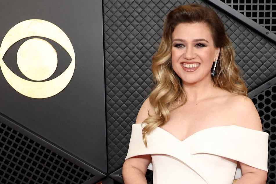 Sängerin Kelly Clarkson erlebt peinlichen Fauxpas auf Bühne: "Oje, da sind ja meine Brüste"