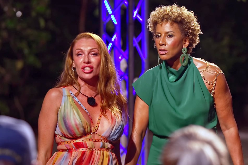 Moderatorin Arabella Kiesbauer (57, r.) konnte Georgina Fleur (36) nicht aufhalten.